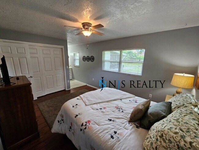 Building Photo - BEAUTIFUL 3/2/2 1400 Sq. Ft. with HUGE yar...