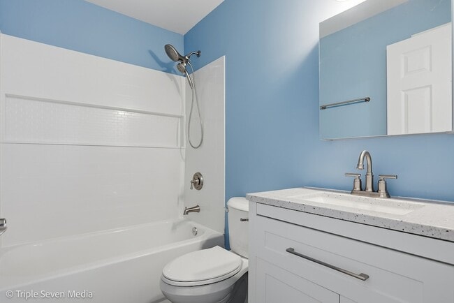 Building Photo - 777 E Golfview Dr