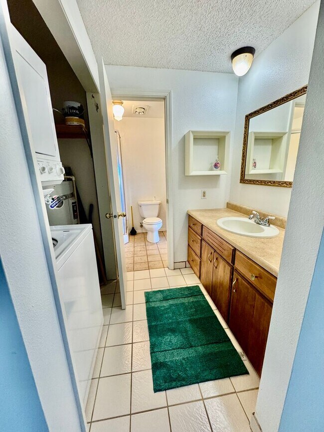 Building Photo - 2 Bedroom Beach Front Condo in Ocean Park!