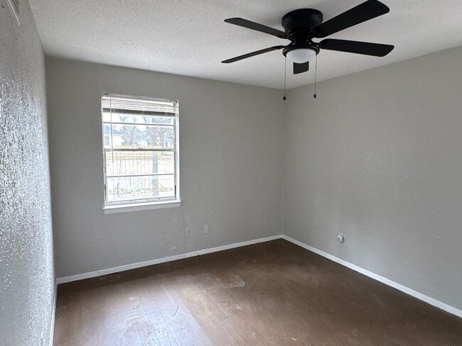 Building Photo - Freshly Renovated 2-bedroom 1 bath duplex