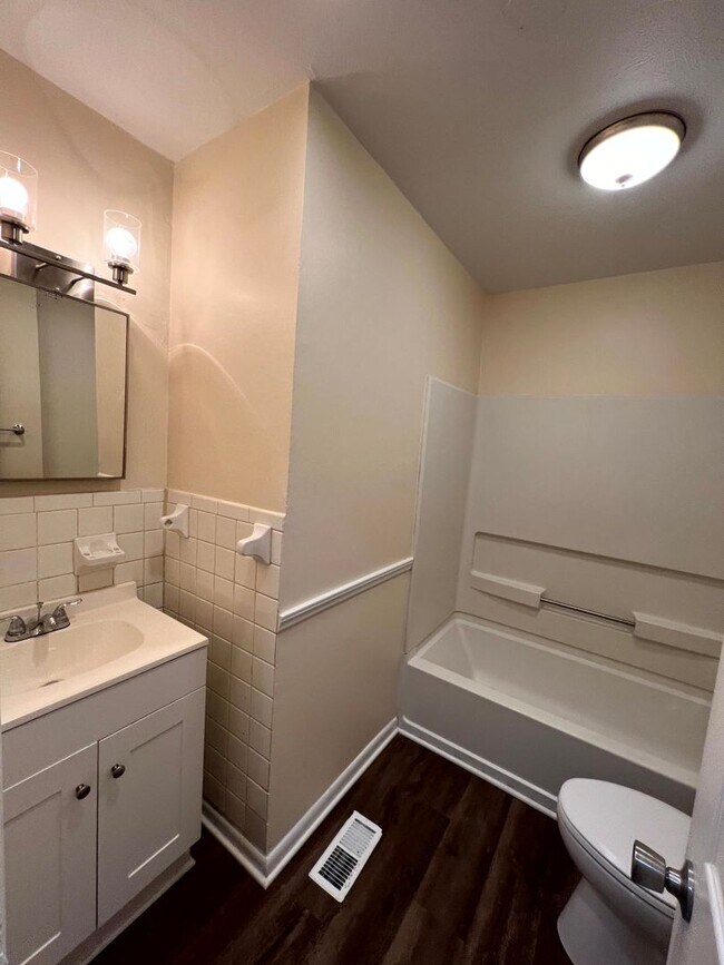 Building Photo - 944 Lark Dr