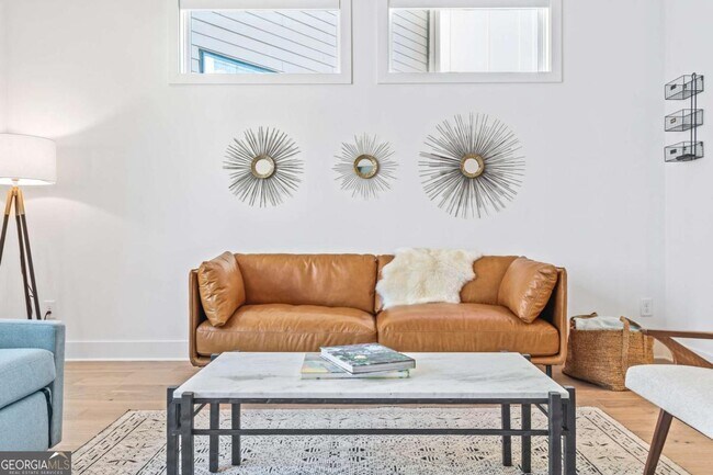 Building Photo - 2424 Memorial Dr SE