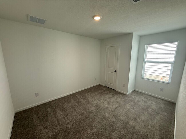 Building Photo - Brand New 4bd/2ba in Prime Location