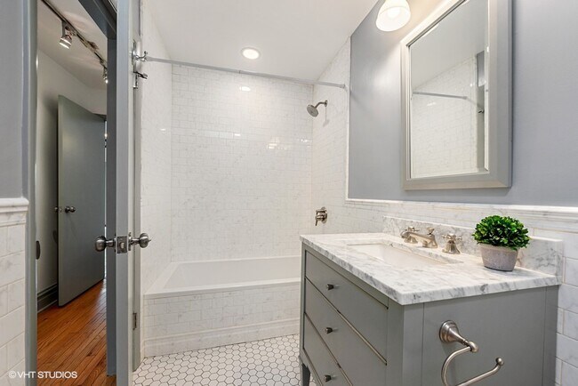 Building Photo - 1400 N La Salle Dr