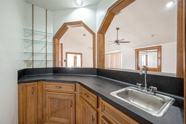 Building Photo - 14818 La Rana Dr