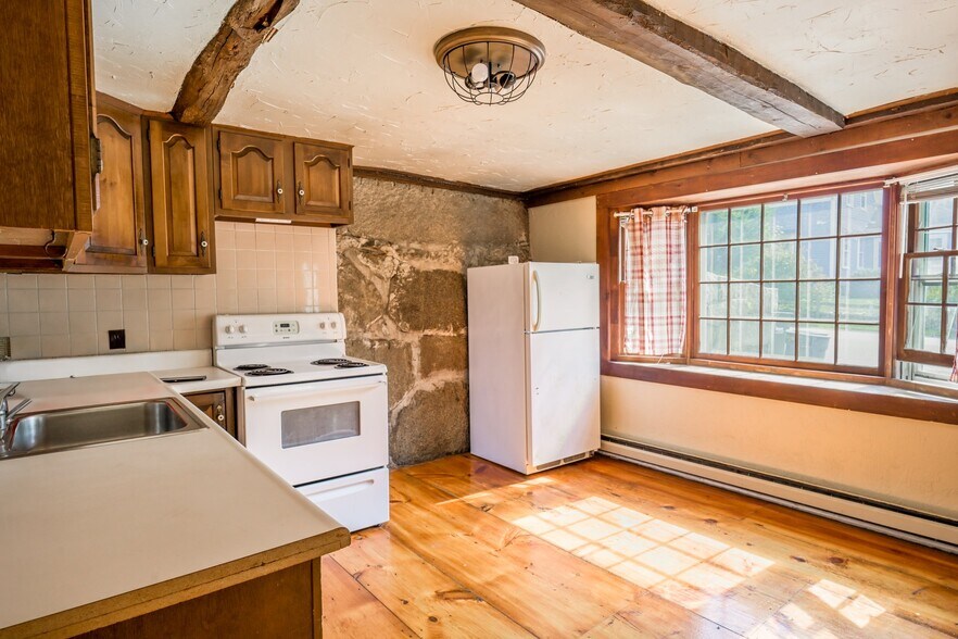 Building Photo - 475 Center St