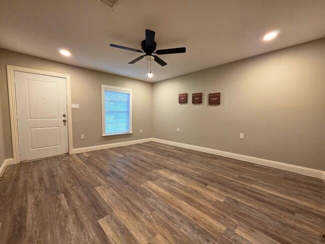 Building Photo - 3913 Chenault St