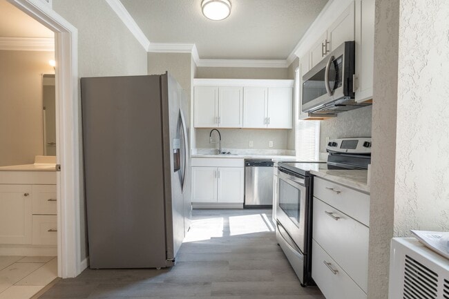 Building Photo - MOVE IN READY 2 Bedroom in the Heart of Oceanview!