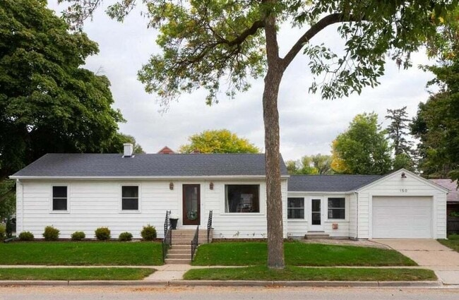 Primary Photo - 150 E Lancaster Ave