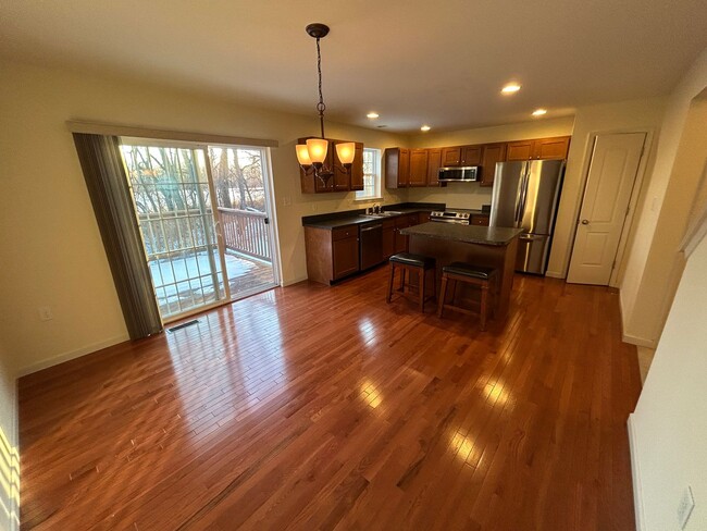 Building Photo - Spacious Townhouse on Mapleton Blvd.