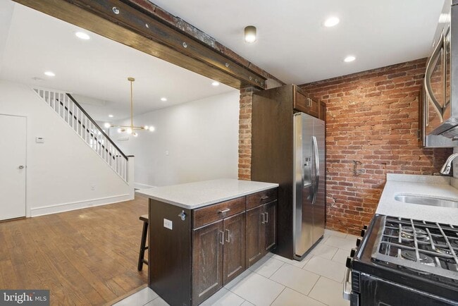 Building Photo - 465 Ripka St