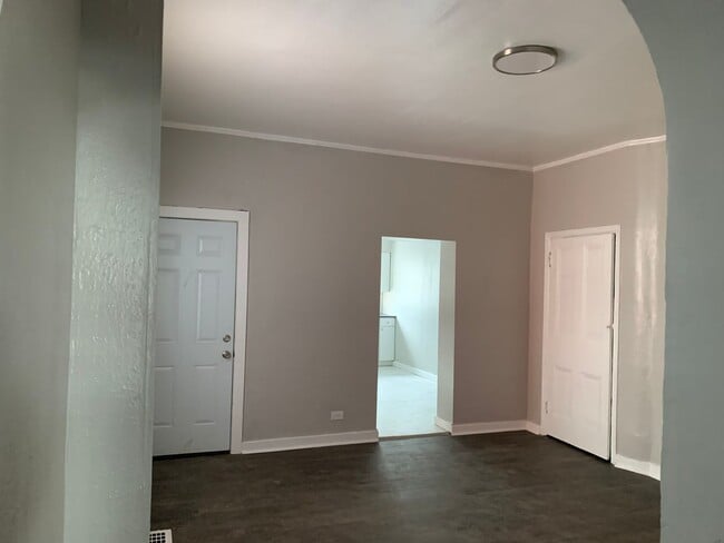 Building Photo - 2 bedroom 1 bath with laundry