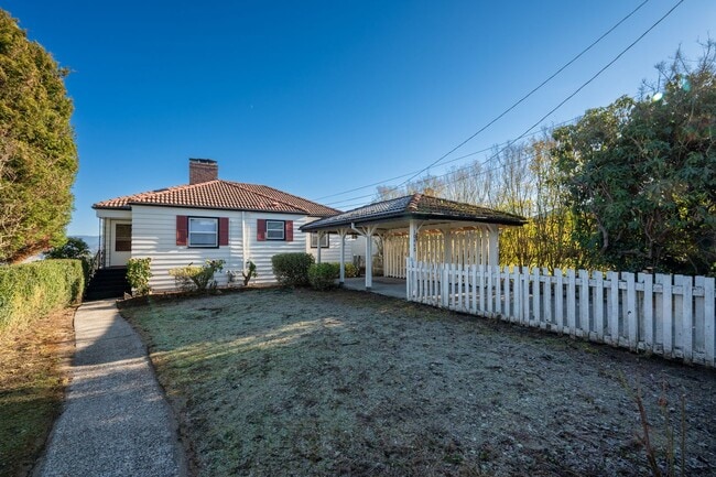 Building Photo - 3 Bedroom Home in Rainer Beach - Beautiful view over Lake Washington