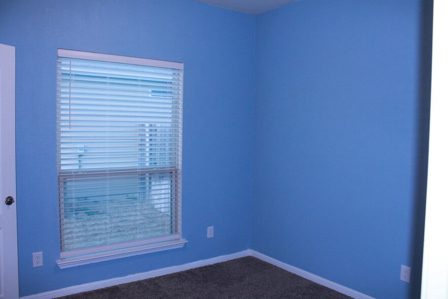 Bedroom #2 - enclosed walk-in closet - 1027 Aurora Grove Bnd