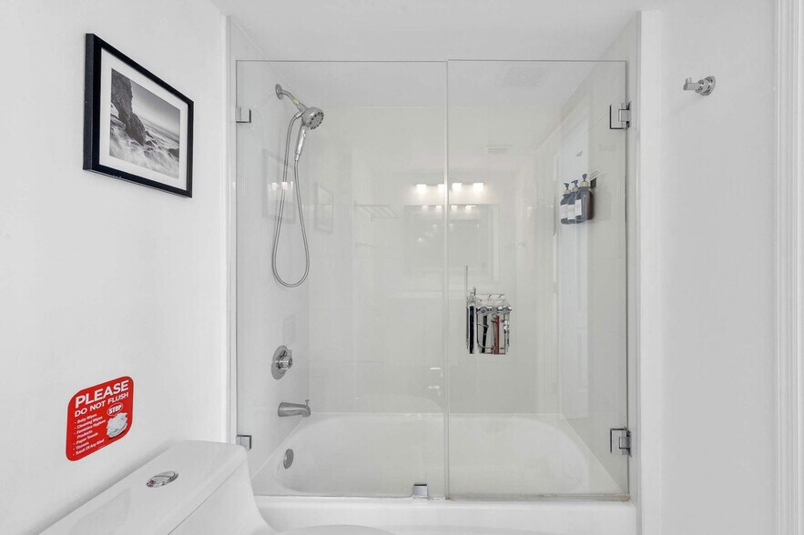 Building Photo - 1200 Brickell Bay Dr