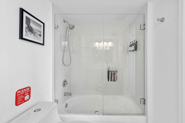 Building Photo - 1 SE 12th St