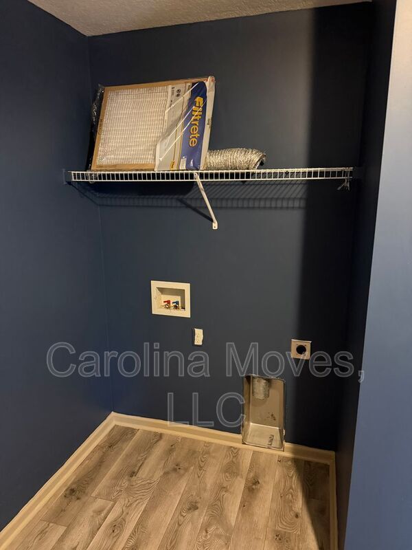 Building Photo - 208 Sleepy River Rd