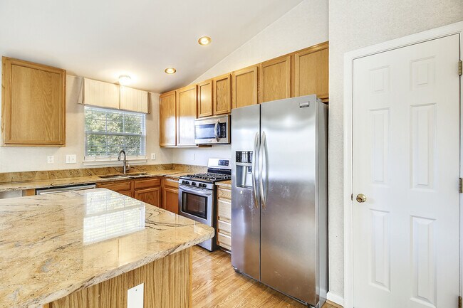 Building Photo - FENCED IN YARD!!!  Beautiful 4/3 UPDATED SF Home in Gaithersburg