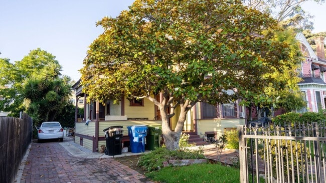 Building Photo - 1013 W 24th St