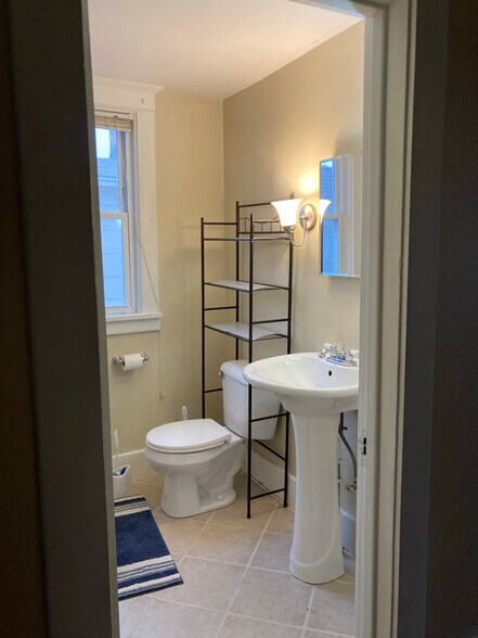 Building Photo - 535 Archer Ave