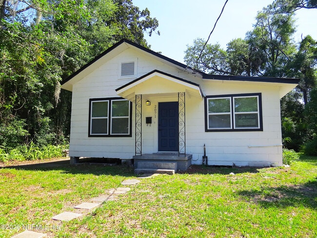 Building Photo - 2071 Southampton Rd