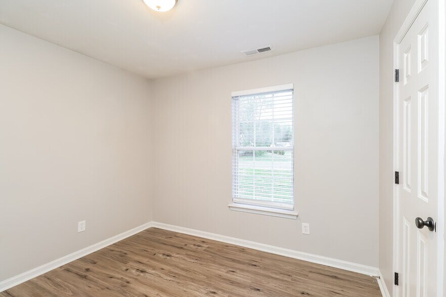 Building Photo - 518 White Oak Ln