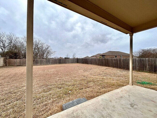 Building Photo - Charming 3/BR 2/BA  Home with Spacious Backyard
