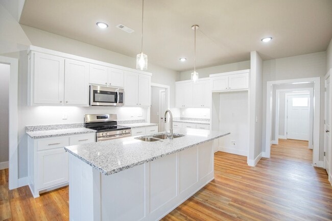 Building Photo - ***905 Seaborn***