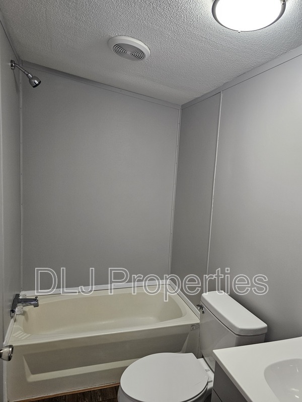 Building Photo - 924 Eslinger Ct
