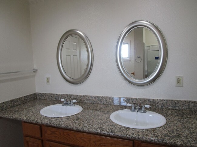 Building Photo - 1001 Mockingbird Ln