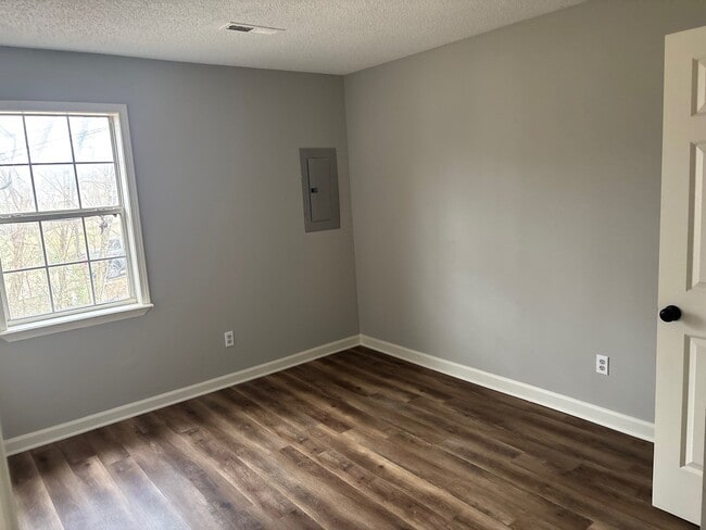 Building Photo - 330 N Main St