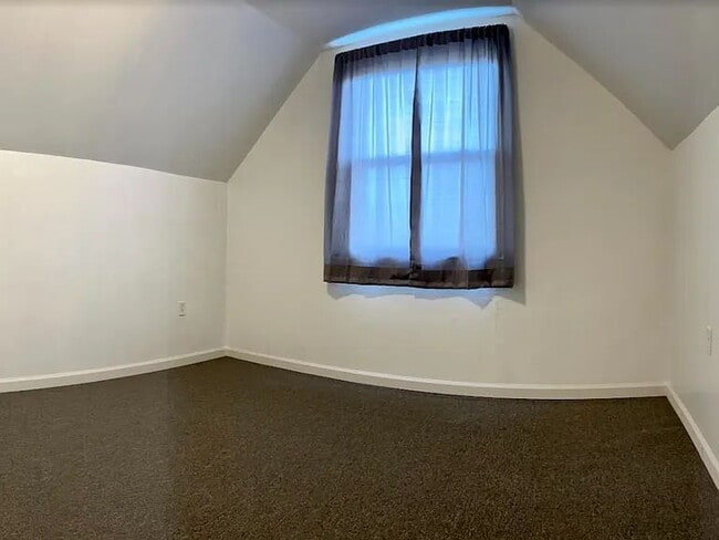 Building Photo - "Charming 2-Bedroom Home with Spacious 1,5...