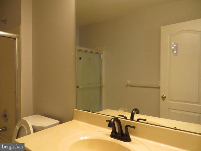 Building Photo - 3606 N Carriage Ct