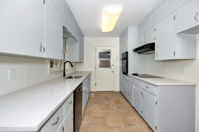 Building Photo - 2105 Shannonhouse Rd SW