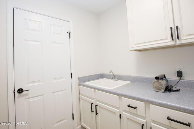 Building Photo - 681 Ginesing Dr