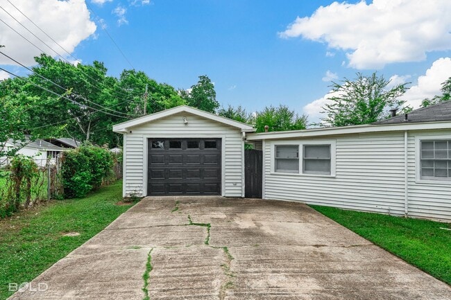 Building Photo - Home For Rent!