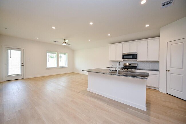 Building Photo - 1602 Mazzini Dr