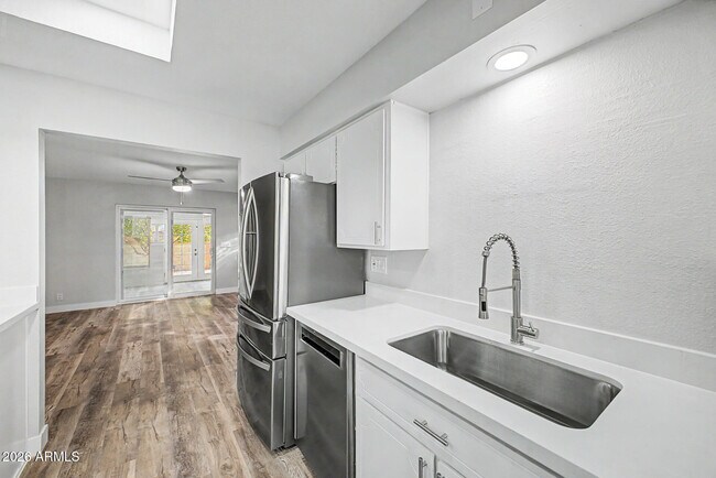Building Photo - 4143 E Crescent Ave