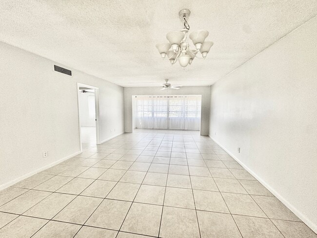 Building Photo - Charming 2 bed/ 2 bath in Royal Palm Villas