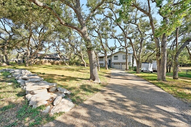 Building Photo - Luxury Living in the Heart of Nature!