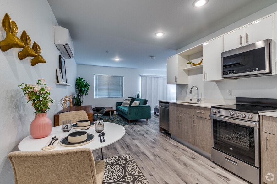 Studio - 480 SF - shareDOWNTOWN Fremont East