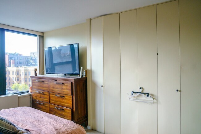 Building Photo - 1560 N Sandburg Terrace