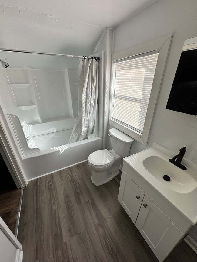 Building Photo - 4 bed 2 bath house in Petersburg