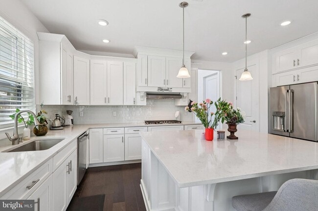 Building Photo - 2 Dogleg Ln