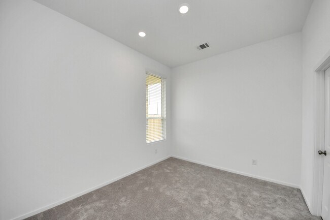 Building Photo - 3040 Ash Ray Dr