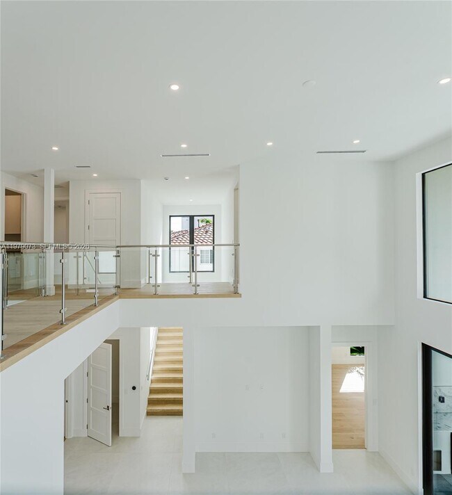 Building Photo - 464 NE 6th St