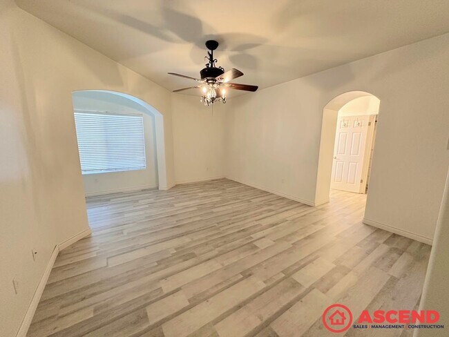 Building Photo - 4 Bedroom Home Next To CSUB!