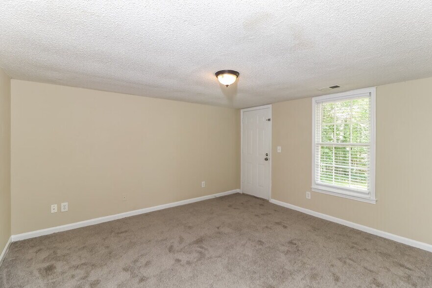 Building Photo - 2035 Castle Royale Dr