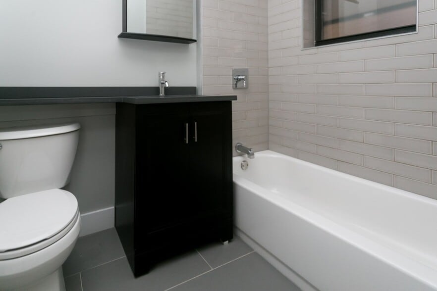 Building Photo - 4436 N Wolcott Ave