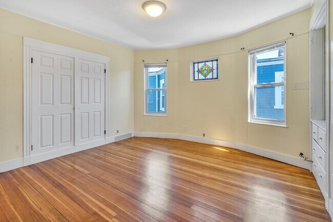 Building Photo - 38 Cameron St